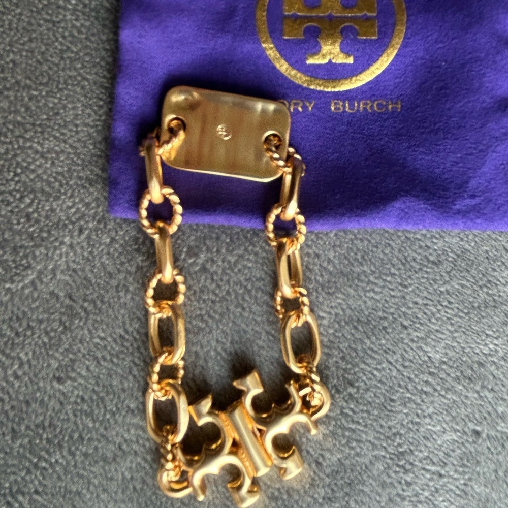 Tory Burch Torsade engraved-logo bracelet in gold-tone - Picture 3 of 6